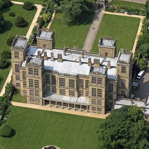 A Day Out At Hardwick Hall - Perfect Days Out - Accessible Derbyshire French Chateau Mansion, Hardwick Hall, Modern Residential Architecture, English Manor Houses, Architectural History, Perfect Days, English Castles, Castles In England, Chatsworth House