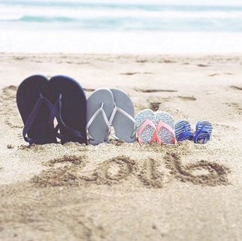 Baby Announcement Beach, Sleeping When Pregnant, Pregnancy Gender, Creative Pregnancy Announcement, Announcement Ideas, Pumping Moms, Baby Sleep Problems, Beach Photography Poses, Foto Tips