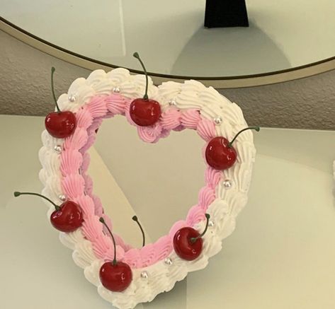 Mirror Decorating Ideas Clay, Diy Mirror Frame Ideas Clay, Decoden Mirror, Clay Art Mirror Frame, Clay Decorated Mirror, Diy Clay Mirror Cute, Decoden Diy, Heart Mirror, Cute Diy Room Decor