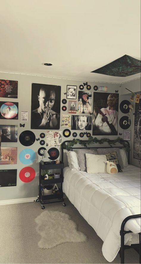 Punk Room, Music Bedroom, Retro Bedrooms, Chill Room, Retro Room, Room Redesign, Redecorate Bedroom, Cozy Room Decor, Dreamy Room