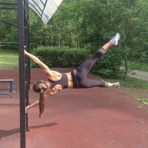 . Stunt Woman Aesthetic, Calisthenics Poses Women, Calisthenics Girl Aesthetic, Calisthenics Women Aesthetic, Calisthenics Aesthetics Women, Calisthenics Poses, Calisthenics Aesthetics, Calisthenics Women, Winter Arch