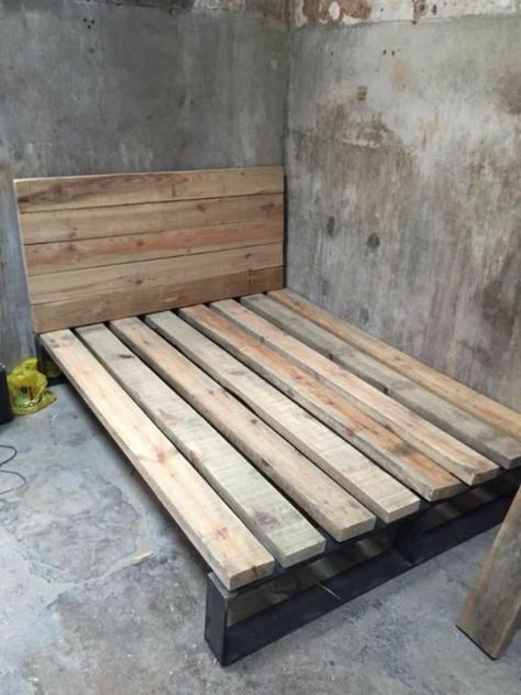 Diy Bed Frame Easy, Wood Bed Frame Diy, Wood Pallet Bed Frame, Wood Pallet Beds, Pallet Bed Frames, Pallet Bed Frame, Diy Pallet Bed, Pallet Beds, Pallet Bed