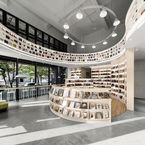 A modern library with circular shelving. #LibraryDesign Library Architecture, Library Aesthetic, Modern Library, Taichung, Library Design, Gallery Design, School Architecture, Shop Interior Design, Shop Interior