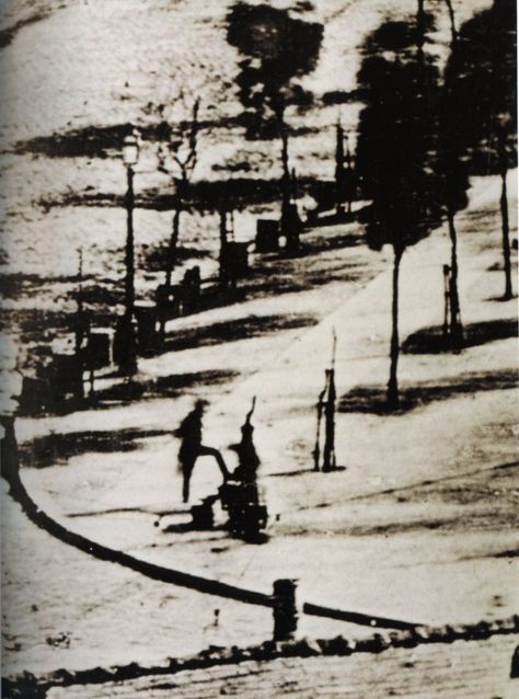 The first picture of a human being taken in Paris in 1838 | Un jour de plus à Paris Eerie Photography, Louis Daguerre, Paris History, Funny Art History, History Of Photography, Bnw Photography, Paris Photo, First Photograph, French Artists