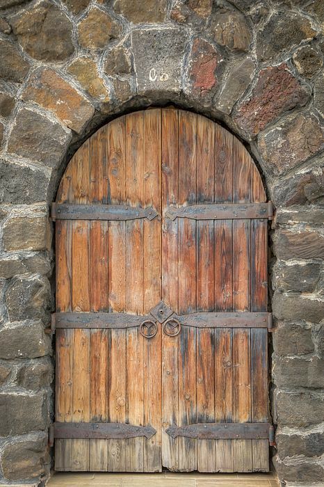 Rustic Arch Door, Medieval Doors, Medieval Door, Garage Workshop Plans, Hobbit Door, Old Wood Doors, Castle Doors, Rustic Door, Chateau Medieval