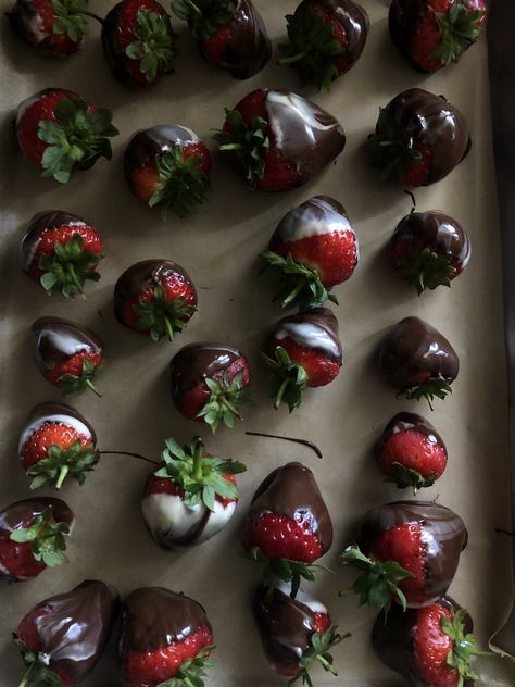 Chocolate Strawberries Aesthetic, Choc Covered Strawberries, Strawberries Aesthetic, Friends Activity, Sweat Treats, Strawberries Chocolate, Low Exposure, Chocolate Covered Fruit, Date Idea