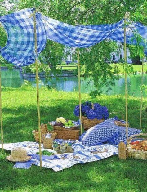 Tea time Deco Champetre, Romantic Picnics, Perfect Picnic, Picnic Time, Picnic Food, Outdoor Picnic, Picnic Party, A Picnic, Blue Gingham