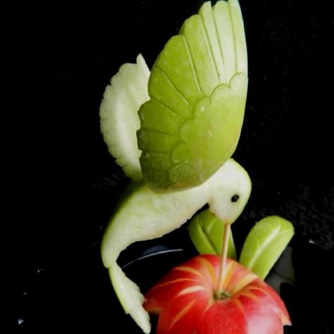 Apple hummingbird... amazing... Deco Fruit, Fruit Sculptures, Fruits Decoration, Fruit Creations, Decorações Com Comidas, Food Sculpture, Fruit And Vegetable Carving, Fruit Displays, Amazing Food Art