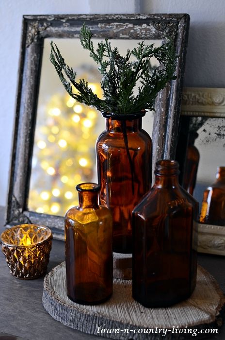 Amber Tablescape, Amber Christmas Decor, Modern Winter Decor, Brown Moodboard, Country Style Christmas, Industrial Cottage, Christmas Vignette, Christmas Tree Decorations Ideas, Brown Glass Bottles