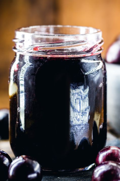 Homemade Grape Jelly Recipe - Made With Fresh Grapes or Juice Grape Jelly Recipe, Grape Jam Recipe, Homemade Grape Jelly, Concord Grape Jelly, How To Make Jelly, Fresh Snacks, Grape Jam, Canning Jam, Grape Recipes