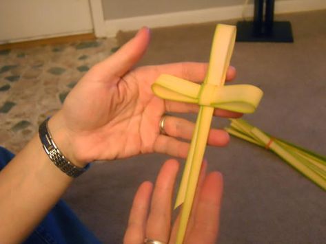 Learn how to make palm crosses step by step! This fantastic tutorial is wonderful for using palm fronds to make crosses on Palm Sunday! Palm Cross, Palm Sunday Crafts, Easter Religious, Palm Sunday, Palm Fronds, Episcopal Church, Bible Crafts, Childrens Church, Circle Of Life