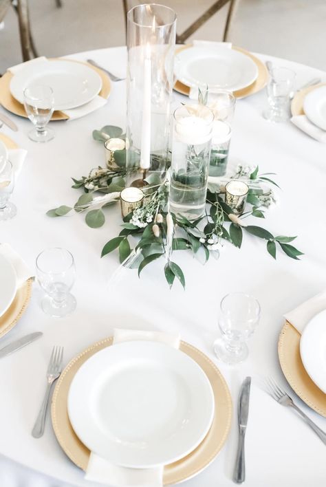 Gold Chargers Wedding Place Settings, Simple Round Table Wedding Decor, All White Table Setting, Wedding Table Round, Round Table Settings, Table Settings Wedding, Round Wedding Tables, Tables Wedding, Round Table Decor