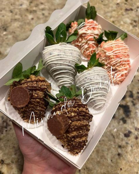 #chocolatecoveredstrawberries Thanksgiving Chocolate Strawberry, Thanks Giving Chocolate Strawberries, Christmas Chocolate Covered Strawberries, Fall Themed Chocolate Strawberries, Thanks Giving Chocolate Strawberry, Chocolate Covered Strawberry Business, Edible Arrangements, Chocolate Covered Treats, Chocolate Strawberry