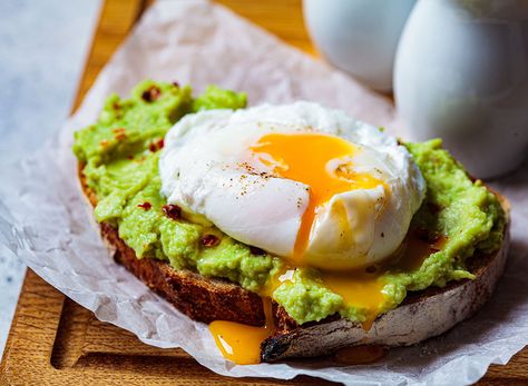 Breakfast Habits That Help With Weight Loss, Say Experts — Eat This Not That Smoothie Protein, How To Make A Poached Egg, Telur Dadar, Avocado Toast Egg, Smashed Avocado, Brunch Menu, Brunch Ideas, Breakfast Items, Protein Breakfast