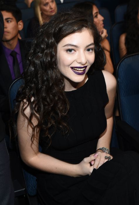 Lorde Aesthetic, Californian Hair, Lorde Hair, Lipstick Inspiration, Dark Curly Hair, Perfect Dark, Dark Lipstick, Curly Hair Women, Dark Lips