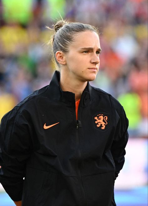 Vivienne Miedema, Women In Football, Viv Miedema, Soccer Photos, Soccer Girlfriend, Walking Meme, Arsenal Wfc, Leah Williamson, Arsenal Women