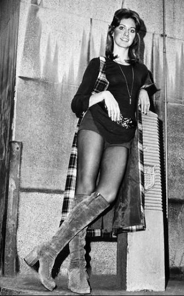 Olivia Newton-John Ewa Aulin, 1960s Outfit, Susan George, James Brolin, Eartha Kitt, 1960s Outfits, Fashion 70s, Julie Andrews, Gogo Boots