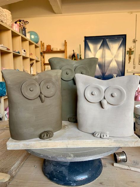 Clay Owls, Owl Pottery, Easter Pottery, Clay Owl, Pottery Lessons, Kids Clay, Beginner Pottery, Pottery Animals, Pottery Workshop