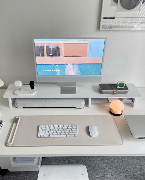 White Gaming Monitor, Mac Office Setup, Imac M1 Desk Setup, Imac Setup Aesthetic, Dual Screen Desk Setup, Apple Desk Setup, House Visualisation, College Desk Setup, Imac Office