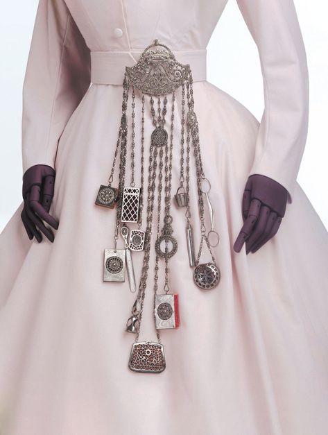 Chatelaine, Moda Vintage, Victoria And Albert Museum, Historical Clothing, Mode Vintage, Fashion Mode, Historical Fashion, Fashion History, Victorian Fashion