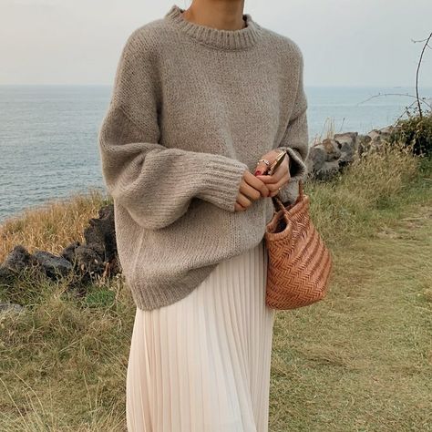 Oatmeal Sweater Outfit, Oatmeal Outfit, Korean Aestethic, Feminine Minimalist Style, Minimalist Feminine Style, Modest Fashion Aesthetic, Oatmeal Aesthetic, Pretty Oatmeal, Outfit Ideas Cozy