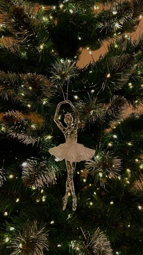 Christmas Tree Aesthetics, Ballerina Christmas Ornaments, Ballerina Christmas Aesthetic, Christmas Ballet Aesthetic, The Nutcracker Aesthetic Wallpaper, Noel Aesthetic, Nutcracker Wallpaper, Ballerina Christmas Tree, Navidad Aesthetic