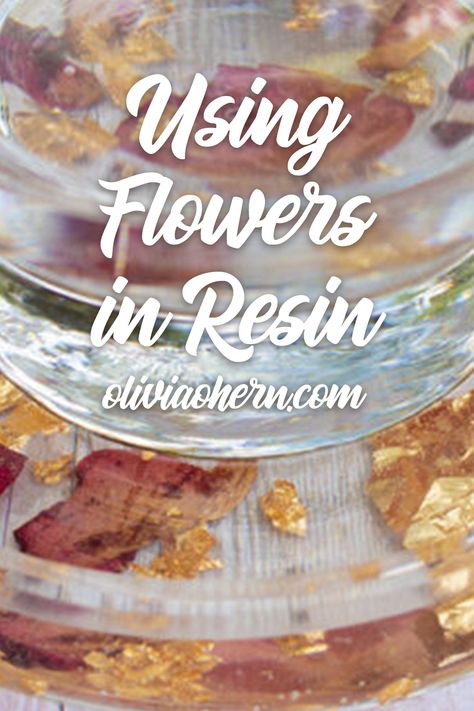 Epoxy Resin Inspiration, Flower Petals In Resin, Resin Art Inspiration, Resin Crafts Tutorial Coasters, Flowers In Epoxy Resin, Diy Resin Coasters Tutorial, Floral Resin Art, Resin With Flowers, How To Make Resin Art