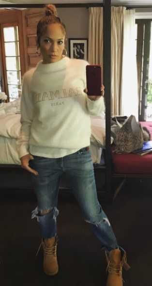 Timberland Outfits Women, J Lo Fashion, Timberland Outfits, Jeans Street Style, Winter Jeans, Urban Street Style, Outfit Winter, White Sweater, Cable Knit Sweater