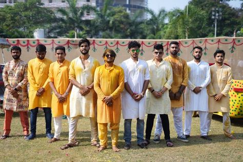 Haldi Poses For Groom, Haldi Groom Poses, Groom Haldi Poses, Haldi Boy, Haldi Ceremony Outfit For Men, Poses For Groom, Haldi Pic, Haldi Groom, Haldi Photography Ideas