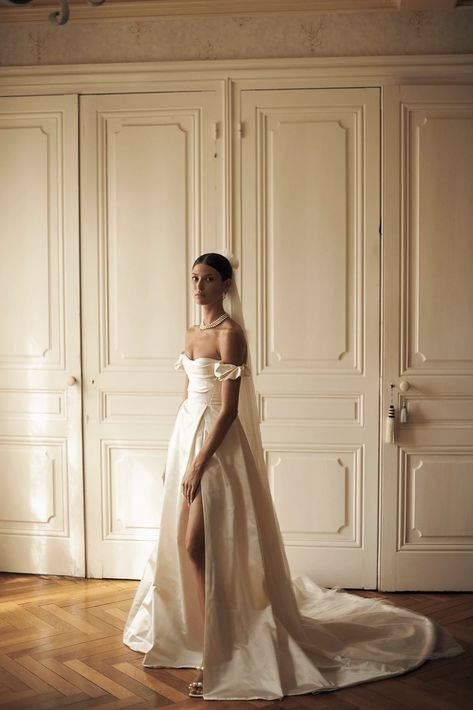 Beauty And The Beast Wedding Dresses, Italy Wedding Dress, French Wedding Dress, Vintage Italian Wedding, Bride Reception Dresses, French Country Wedding, French Wedding Style, Provence Wedding, Wedding Dress Alterations