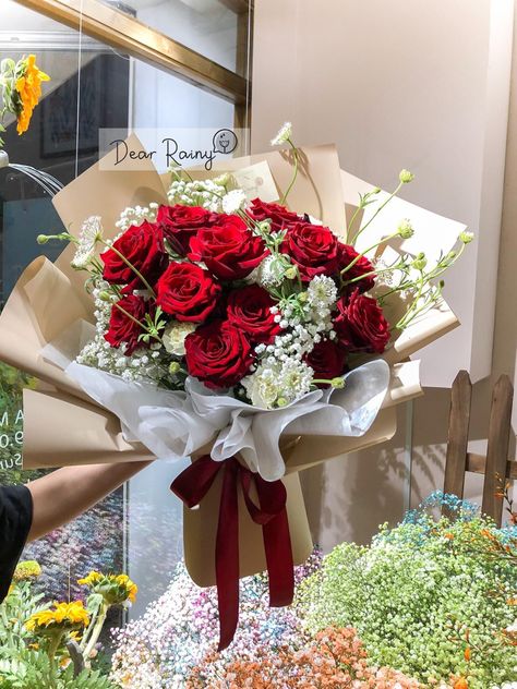 Red Flowers Bouquet Valentines, Red And White Rose Bouquet, Red Rose Flower Bouquet, Wine Gift Box Ideas, Red Flower Bouquet, Red Roses Bouquet, Birthday Flowers Bouquet, Graduation Flowers, Rose Flower Arrangements