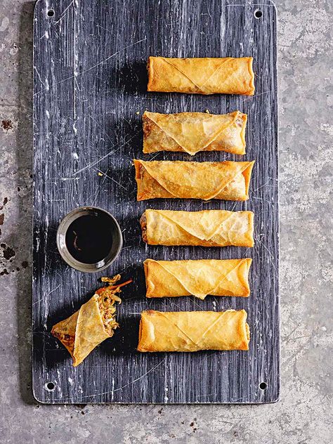 Duck Spring Rolls Recipe, Duck Spring Rolls, Spring Roll Recipes, Vegetable Egg Rolls, Chinese Appetizers, Rolls Food, Cooking Chinese Food, Chicken Spring Rolls, Spring Roll Recipe