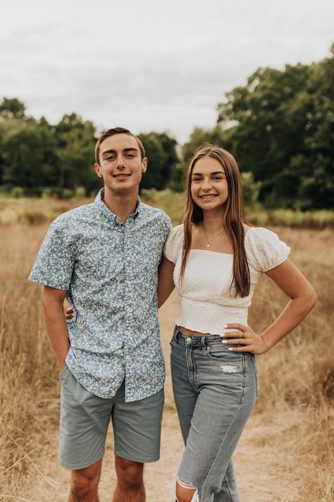 Brother And Sister Photoshoot Older, Sibling Poses Photography Older, Teen Sibling Photoshooting Ideas, Brother Sister Photo Poses, Brother And Sister Photo Ideas Older, Older Sibling Photo Shoots, Sis Poses, Brother And Sister Photoshoot, Older Sibling Photos