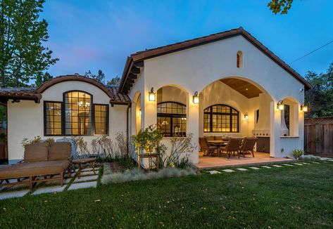 Spanish Style Garage Apartment, Spanish Style Barndominium, Small Spanish Style Homes House Plans, Mexican Bungalow, Spanish Villa Floor Plans, Small Hacienda Style Homes, Small Spanish House, Arabian House Design, Spanish Ranch Style Homes