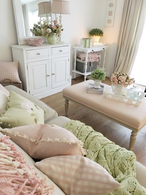 Southern Charm Decor Living Room, Living Room Decor Ideas Modern, Cottagecore Living Room, Princess Cottage, Pretty Bedrooms, Susie Watson, Aesthetic 2024, Casa Country, Living Room Design Ideas