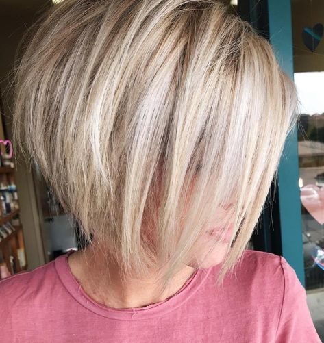 Shaggy Rounded Bob with Teased Roots Kort Bob, Κούρεμα Bob, Hairstyles Bob, Hair Pics, Choppy Bob Haircuts, Textured Haircut, Stacked Bob, Choppy Bob Hairstyles, Choppy Bob