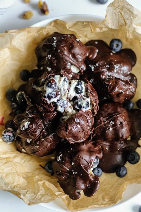 Nutritious Chocolate-Coated Blueberry Greek Yogurt Clusters - Hannah Magee RD Yogurt Chocolate Bites, Yogurt Clusters, Coconut Clusters, Meal Prep Planning, Yogurt Chocolate, Blueberry Yogurt, Chocolate Yogurt, Bake Something, Chocolate Bites