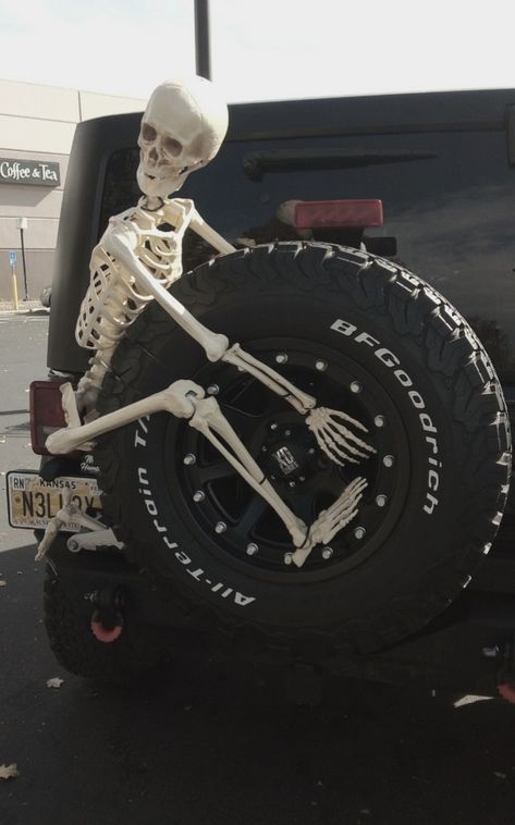 Fall Jeep Decorations, Jeep Skeleton, Jeep Wrangler Halloween Ideas, Halloween Jeep Wrangler Decorations, Jeep Decor, Jeep Wranger, Jeep Things, Car Aesthetics, Jeep Decals