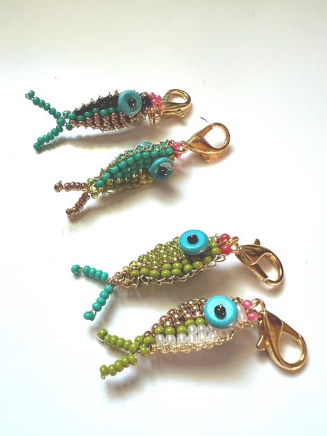 Handmade beaded fish charm with gold plated lobster claw by Brynn Smith-Jenkins a.k.a. I'veBrynnEverywhere on TikTok. the original fish charm girlie 🐠 ❤️ Each fish is made to order-so please allow for processing time. *To personalize your fish friend-please specify what colors you would like you fish to be. currently you can choose from the following bead colors: Bubblegum Pink Hot Pink Black Red White Gold Green/Teal Perriwinkle Matte Green Opaque (Shiny) Green All eyes will be made from the turquoise stone featured in the photos. *🐠Any personalization description left blank will mean you will recieve a fish with colors of my choosing PLEASE NOTE- I am currently traveling and won't be back in the states until the week of September 10, 2024. Any items purchased before then will not be sh Seed Bead Sculpture, Beaded Fish Tutorial, Fish Bead Pattern, Pony Bead Fish, Bead Diy Crafts, Beaded Fish Pattern, Bead Projects Ideas, Seed Bead Charms, Beaded Fish