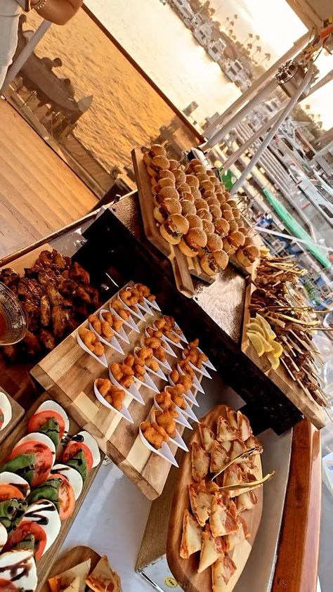 Dinner For Tonight, Party Food Bars, Engagement Dinner, Party Food Buffet, Catering Ideas Food, Buffet Set, Party Food Platters, Wedding Buffet, Catering Events