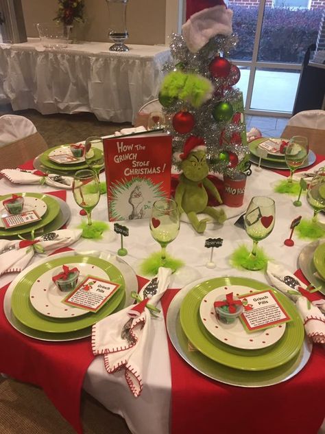 Lov 🌲 Grinch Christmas Table Decor, Grinchmas Table Setting, Grinch Table Setting Dining Rooms, Grinchmas Decorations Grinch Party, Grinch Xmas Decorations Diy, Grinch Theme Table, The Grinch Table Decorations, Grinchmas Table Decor, Whoville Table Decorations