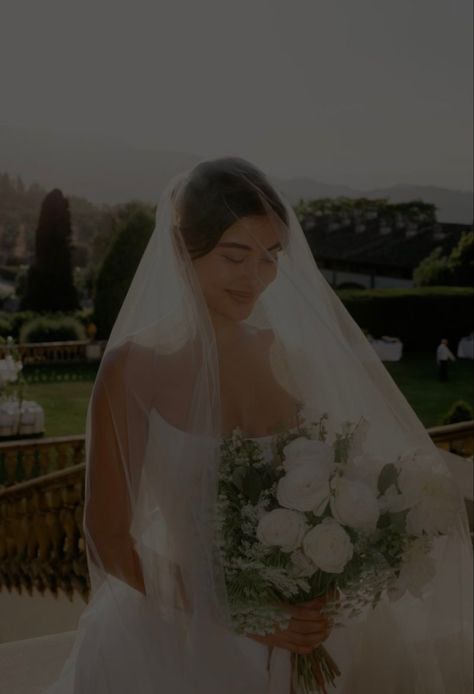 Bride With Veil Photography, Wedding Photography Veil, Bridal Shots The Bride Photo Ideas, Wedding Pictures Aesthetic, Brides Portrait, Nature Wedding Pictures, Bridal Shoot Ideas, Wet Wedding, Veil Photos