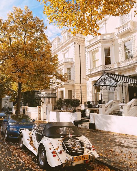 London Ever After on Instagram: “There’s something satisfying about walking through all the autumn leaves on the sidewalk 🍁” Holland Park London, London Houses, London Townhouse, London Areas, Holland Park, Kensington London, London Park, South Kensington, Visit London