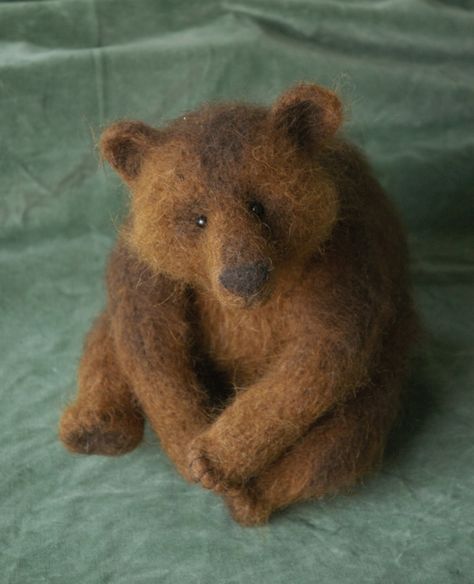 Realistic Bear Felted Bear, Sitting Bear, Tovad Ull, Needle Felting Tutorials, Needle Felting Projects, Felted Animals, Felting Tutorials, Wool Crafts, Needle Felt