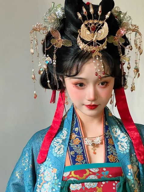 Chinese Headpiece, Traditional Chinese Hairstyle, Hanfu Fashion, Chinese Makeup, Headpiece Diy, Hanfu Dress, Concept Clothing, Chinese Hairstyle, Chinese Hanfu