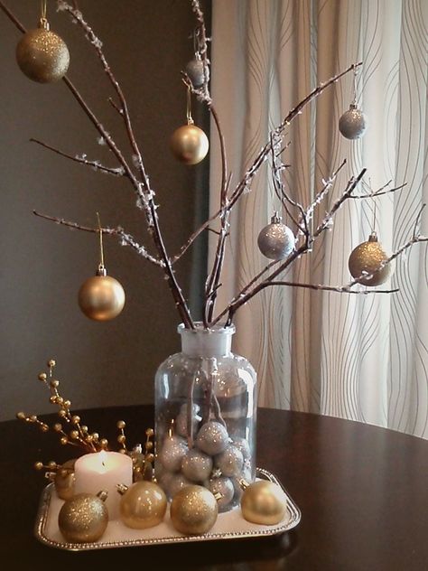 Ultimate bang for your bucks. Idea for beautiful gilded winter arrangement made with supplies from dollar store - and (free) branches from your backyard! Simple Christmas Decorations, Julkransar Diy, Recycled Christmas Decorations, Dollar Store Christmas Decorations, Driftwood Christmas Tree, Centerpiece Christmas, Winter Decorations, Christmas Centerpieces Diy, Dollar Store Christmas