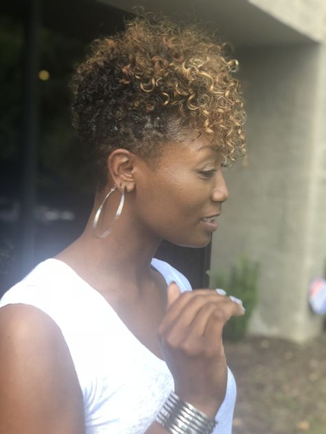 Natural cut with caramel color and honey blonde highlights... @cherisebthomas Honey Blonde Twa Natural Hair, Blonde Highlights On Natural Hair, Blonde Highlights Natural Hair, Tapered Hairstyles, Black Hair Short, Tapered Natural Hair Cut, Natural Hair Haircuts, Short Natural Curly Hair, Tapered Natural Hair