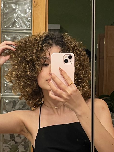 3b Curly Bob Haircut, Light Brown Short Curly Hair, Short Curly Hair Highlights, Short 3b Curly Haircuts, Hombre Hair, Hidden Hair Color, Pelo Cafe, Short Permed Hair, Shoulder Length Curly Hair