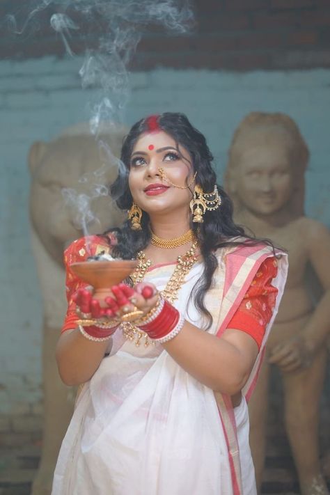 Bengali Saree Poses, Bengali Durga Puja Look, Bengali Look Saree, Bengali Look For Durga Puja, Bengoli Pose, Bengali Girl Aesthetic, Bengali Outfit, Bengali Durga Puja, Bengali Photoshoot