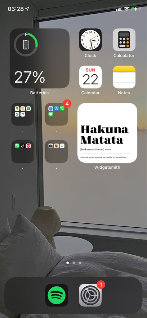 Easy Widget Ideas, Easy Home Screen Layout, Simple Ios 15 Homescreen Ideas, Simplistic Iphone Layout, Homescreen Ideas Simple Iphone, Homescreen Basic Layout, Simple Ios 16 Wallpaper, Simple Layout Iphone, Simplistic Home Screen